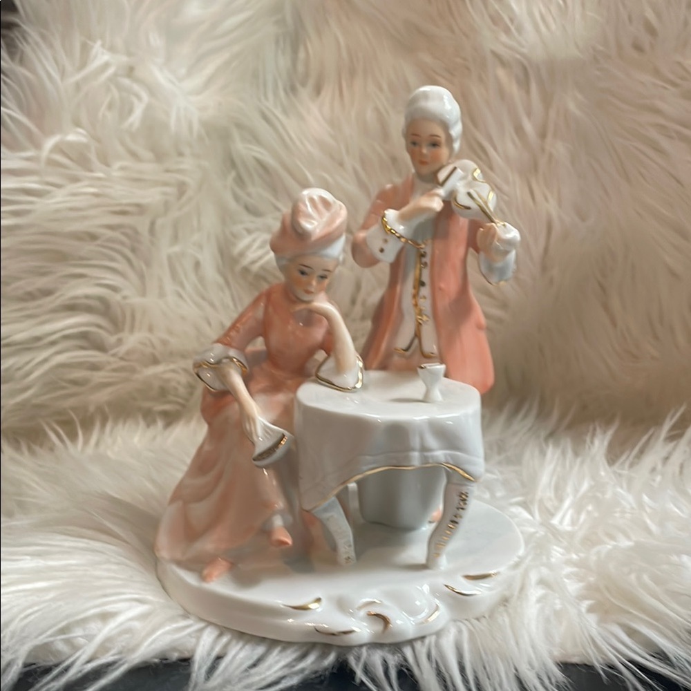 Vintage peach Elegance "courting couple" figurine